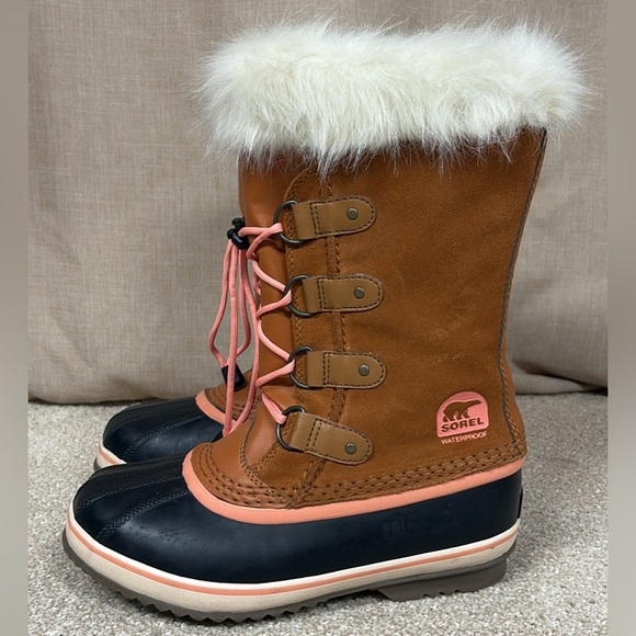 Sorel Shoes - Sorel Joan of Arctic Boots in Tann with Pink Laces in Size 6